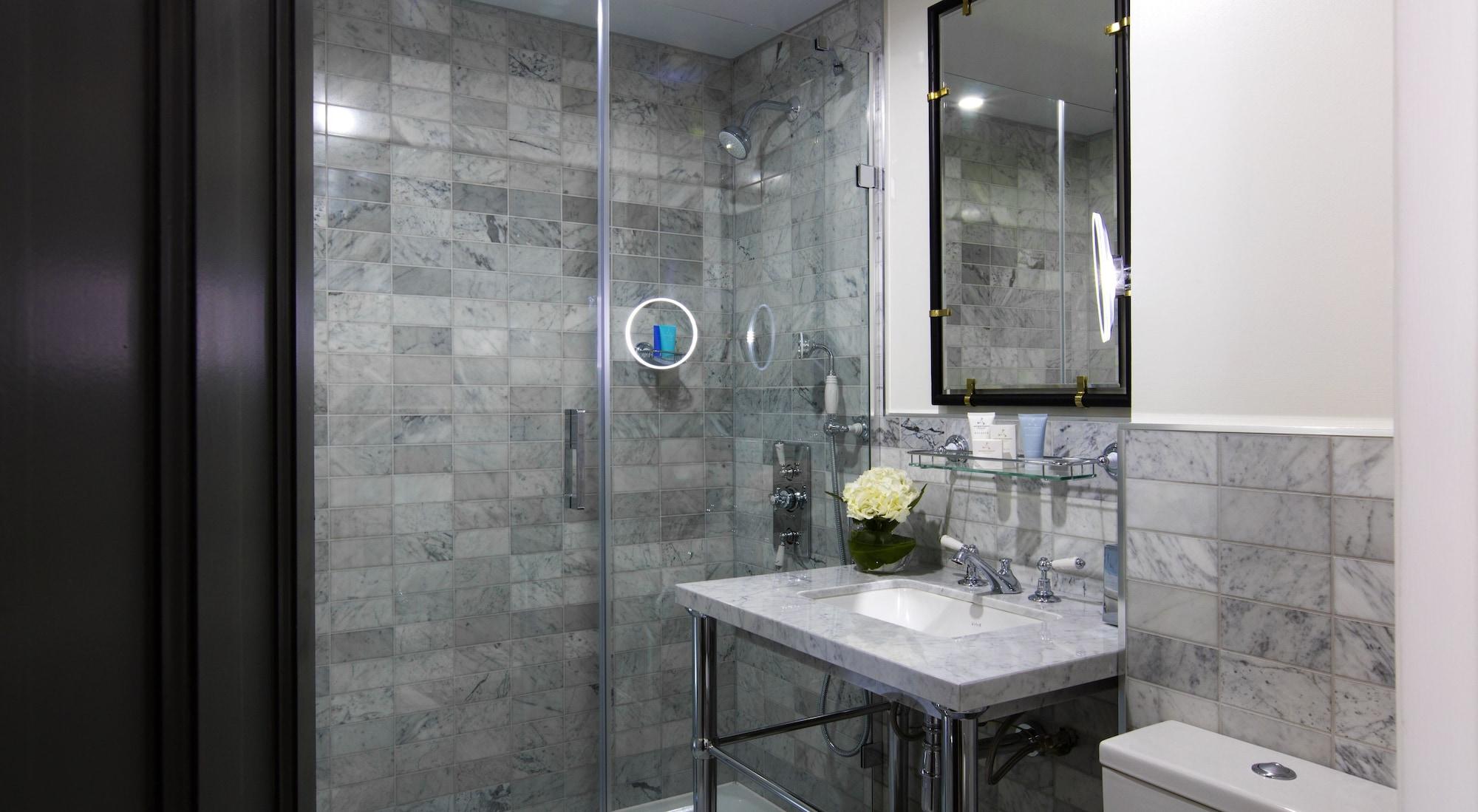 The Academy - Small Luxury Hotels Of The World London Luaran gambar A bathroom with a shower enclosure