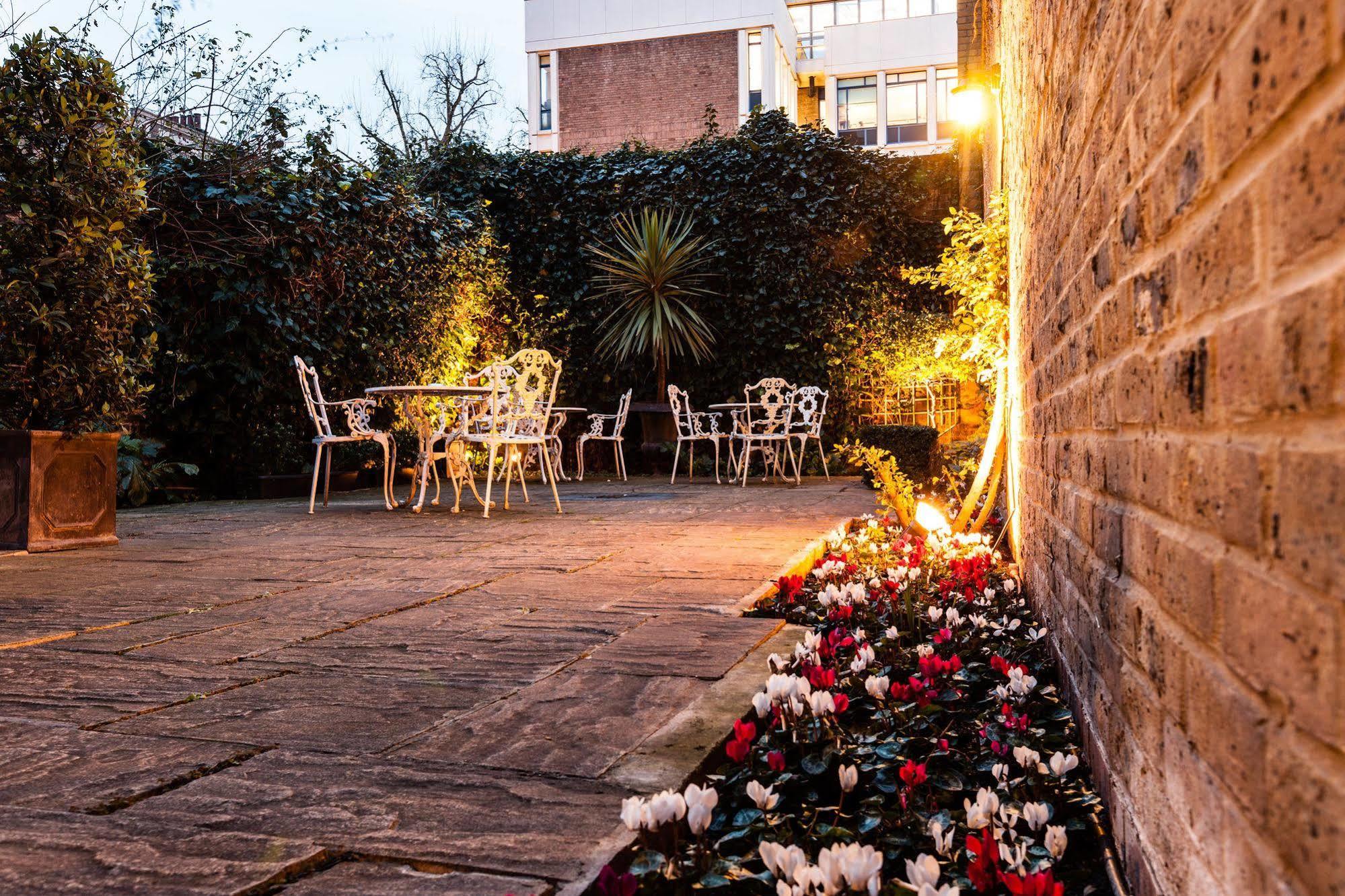 The Academy - Small Luxury Hotels Of The World London Luaran gambar The courtyard at the Old Vicarage