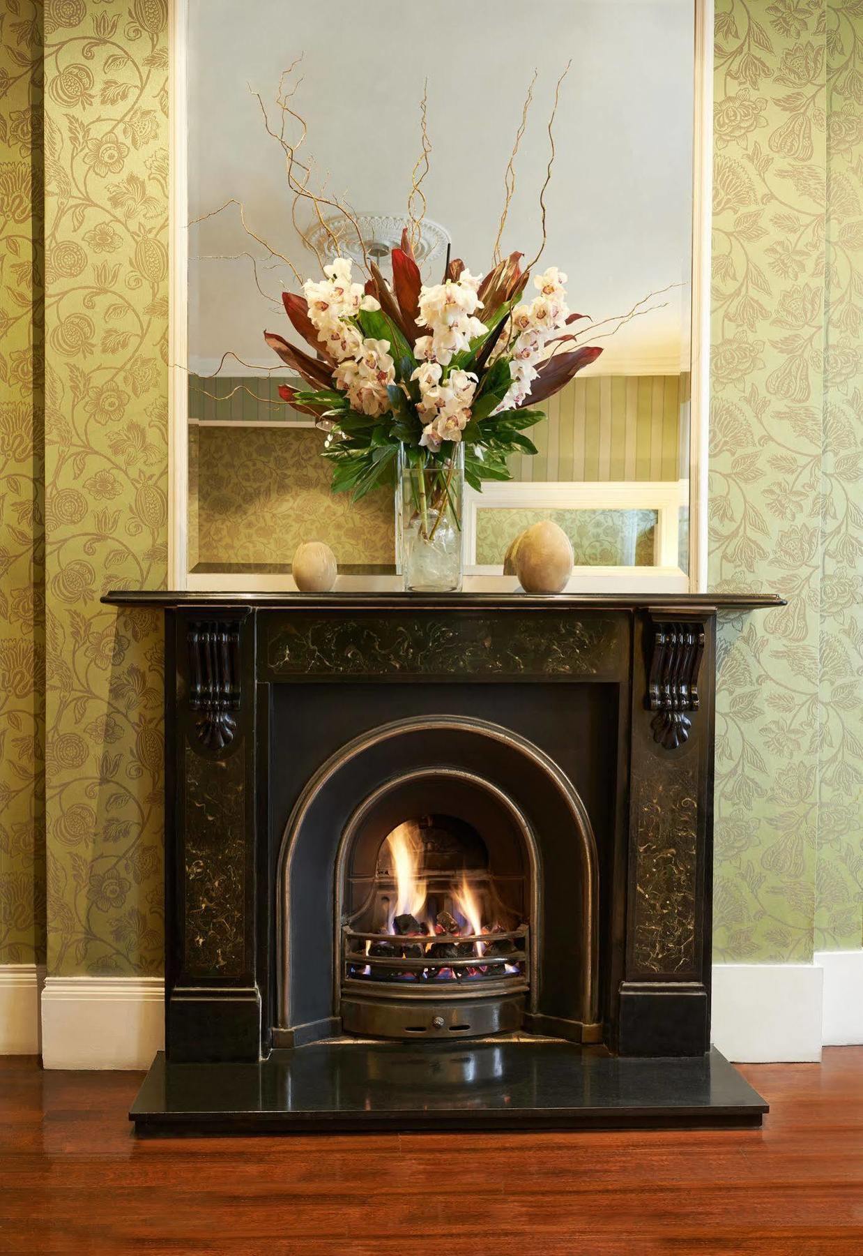 The Academy - Small Luxury Hotels Of The World London Luaran gambar A fireplace in the hotel
