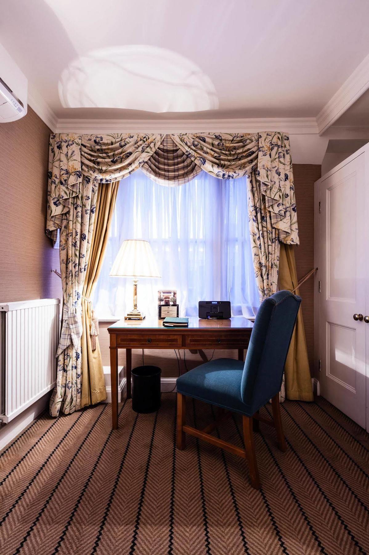 The Academy - Small Luxury Hotels Of The World London Luaran gambar Curtains in a hotel room